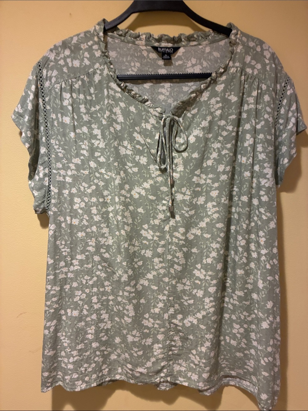 Buffalo David Bitton Sage Green White Floral Tie-Neck Ruffle Blouse XL Worn 1x